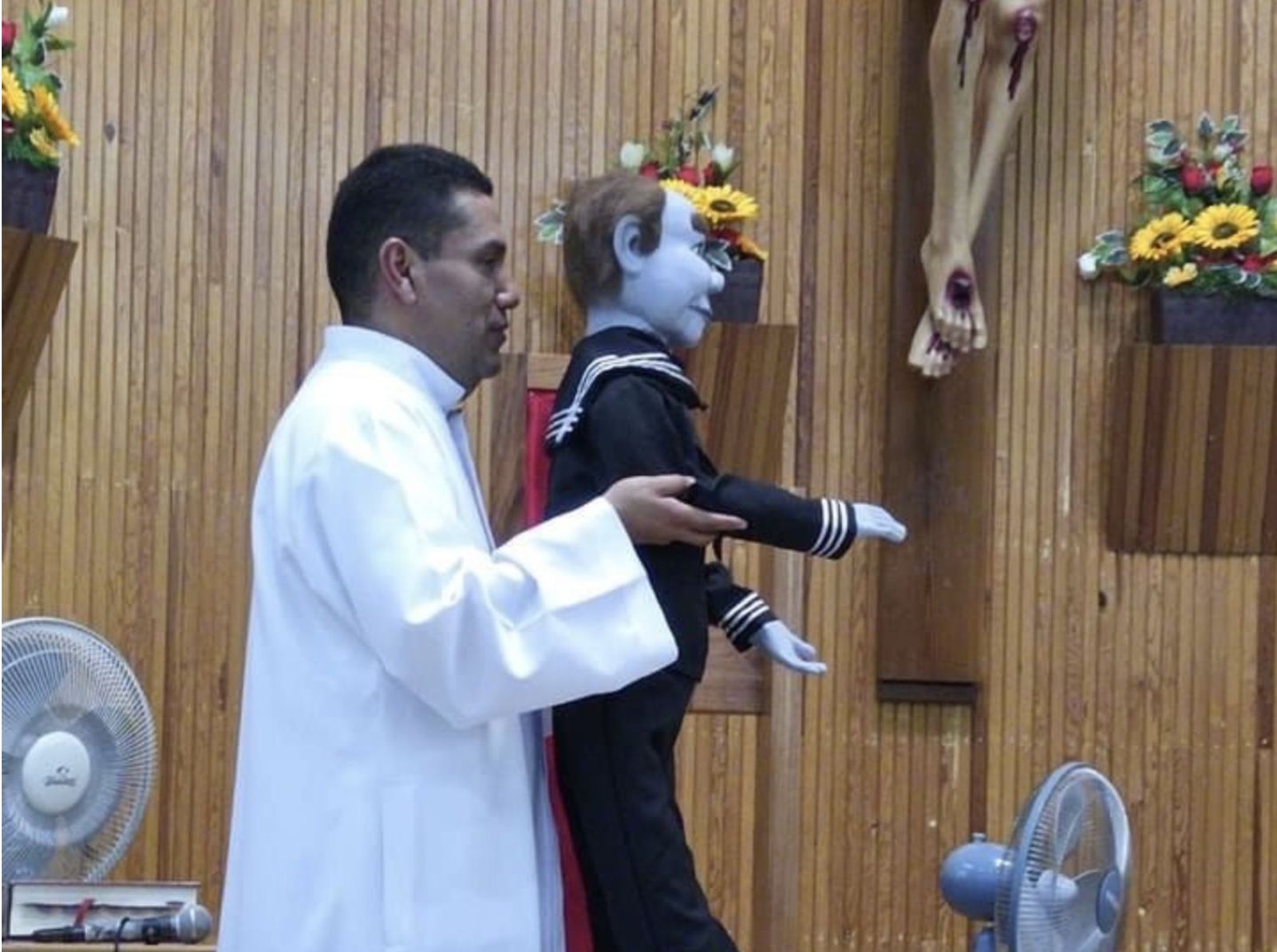El sacerdote Víctor Hugo con la marioneta 'diabólica'