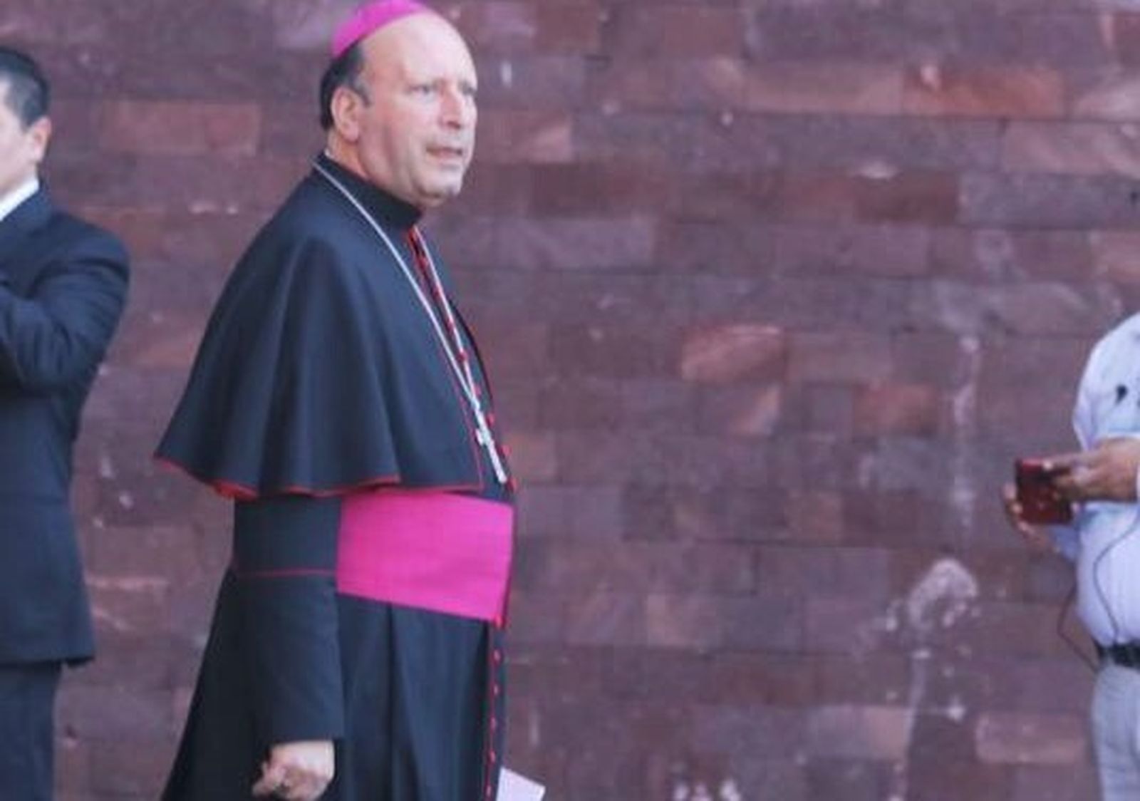 Nuncio apostólica. Por iniciativa propia.