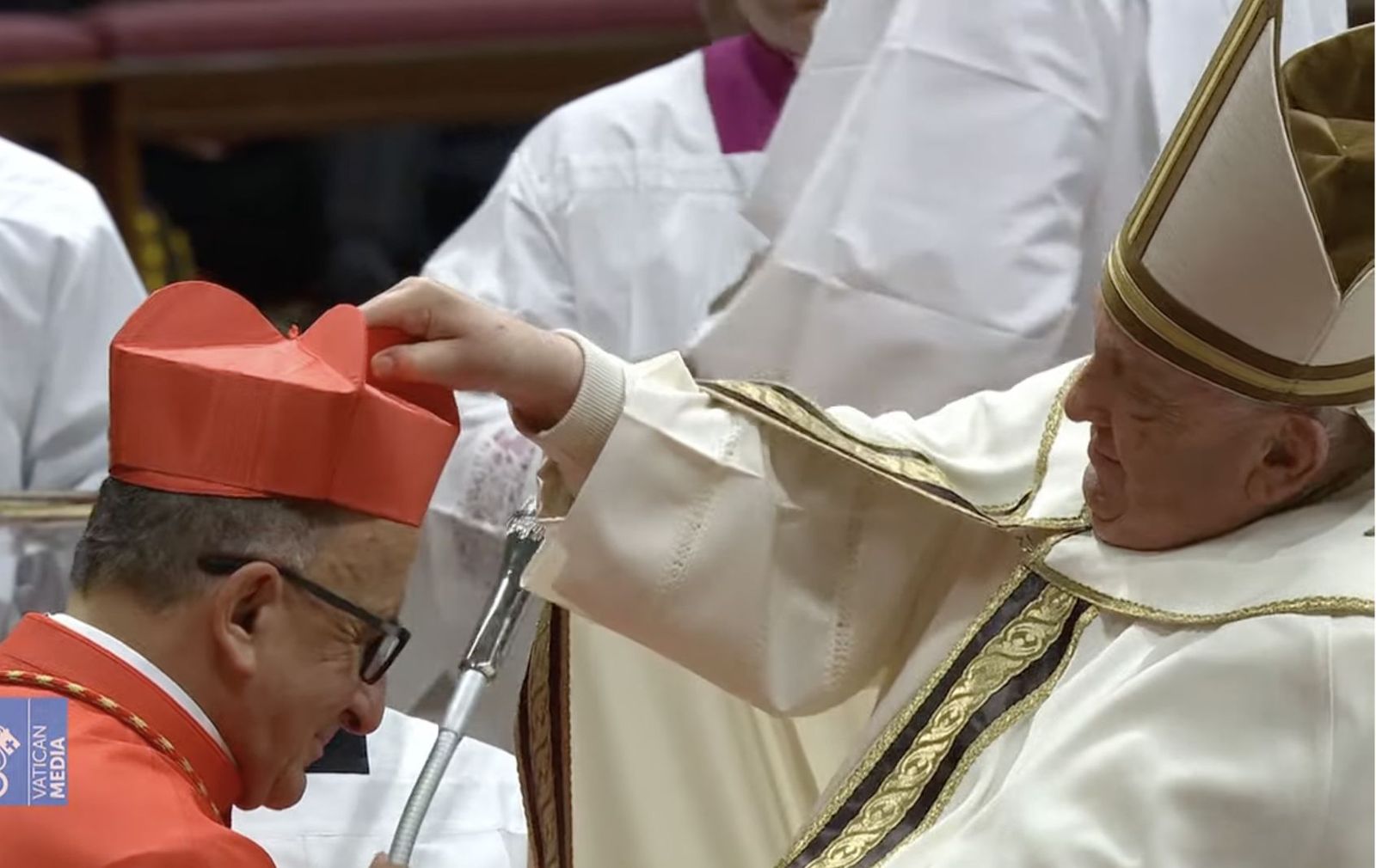 Francisco impone la birreta al cardenal Chomali, de Santiago de Chile