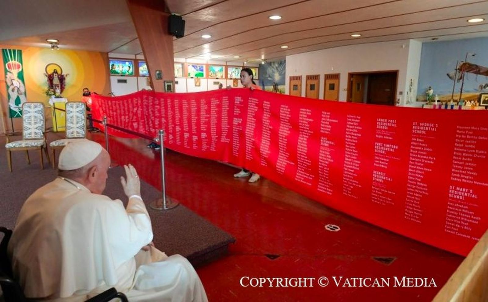 El Papa besa la inmensa lona con los nombres de las víctimas