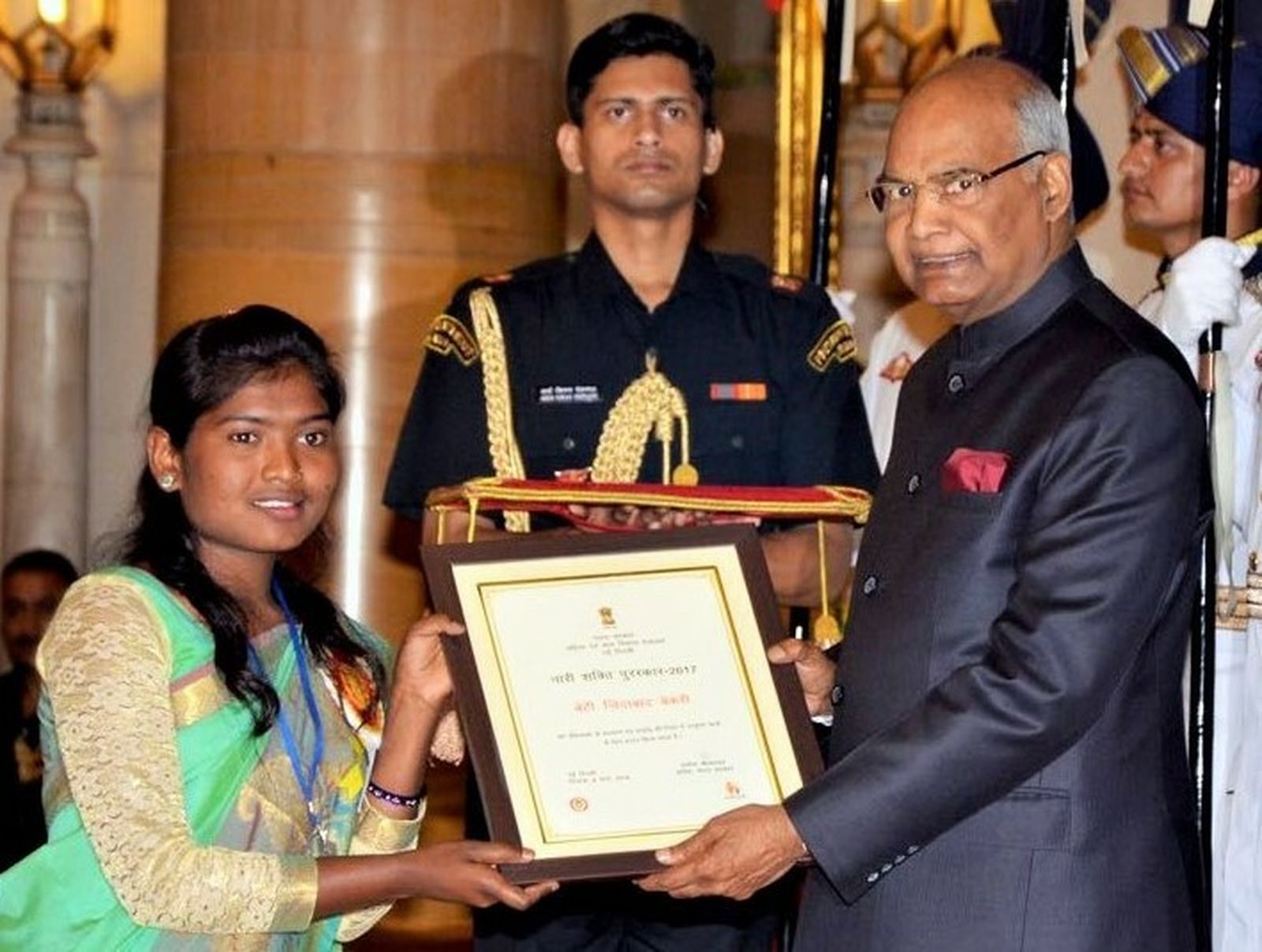 Rescatada de la trata de personas recibe premio al empoderamiento de la mujer en India