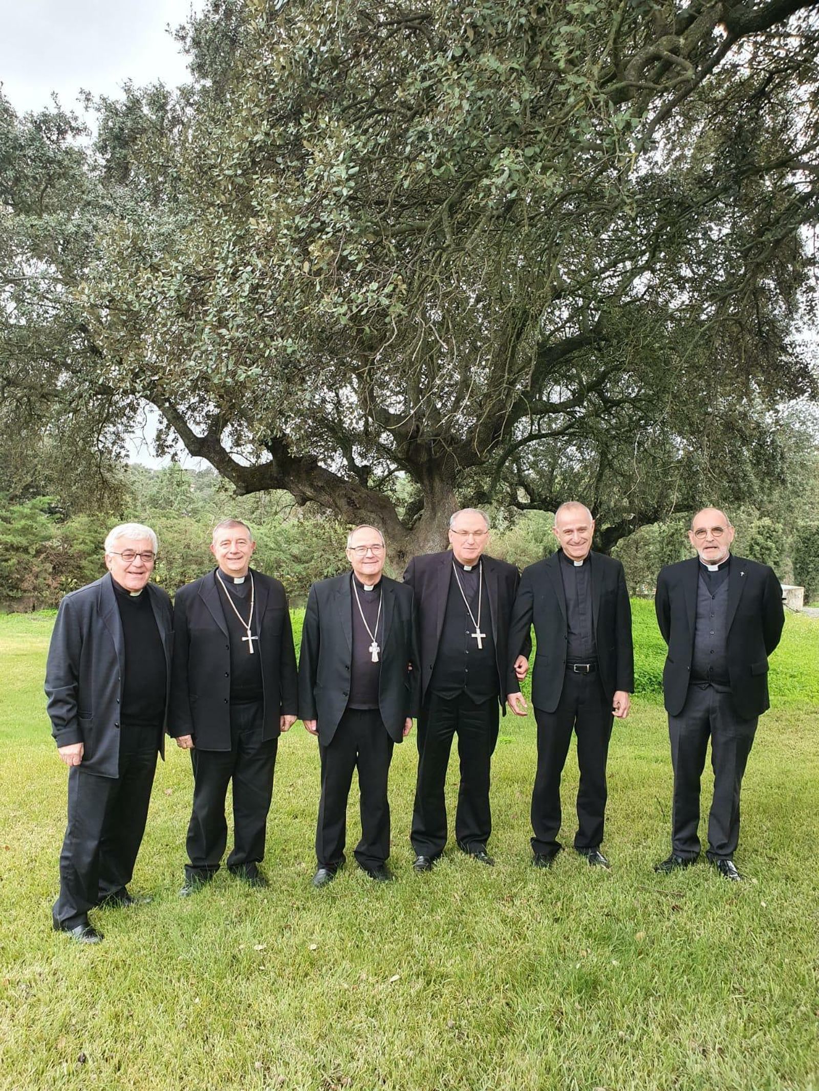 Los tres obispos de la Provincia Eclesiástica de Mérida-Badajoz junto a los Vicarios generales de las tres diócesis extremeñas