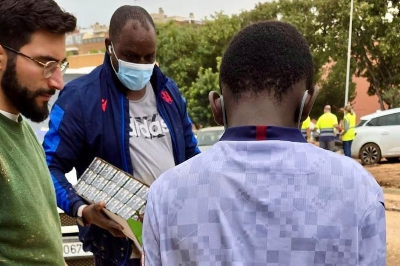 Samir Ben Jelloun, el primero por la izquierda