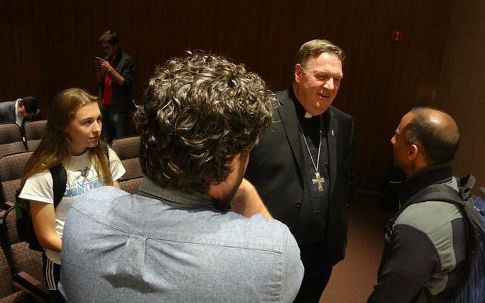 El cardenal Tobin, con estudiantes de la Universidad de Notre Dame