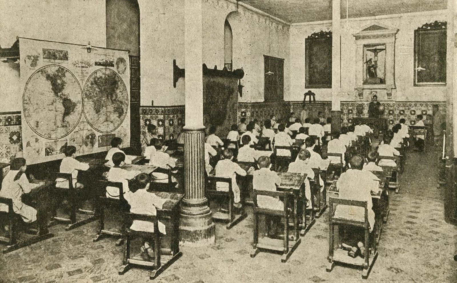 Alumnos del Colegio de Huérfanos san Vicente Ferrer en su antigua sede.