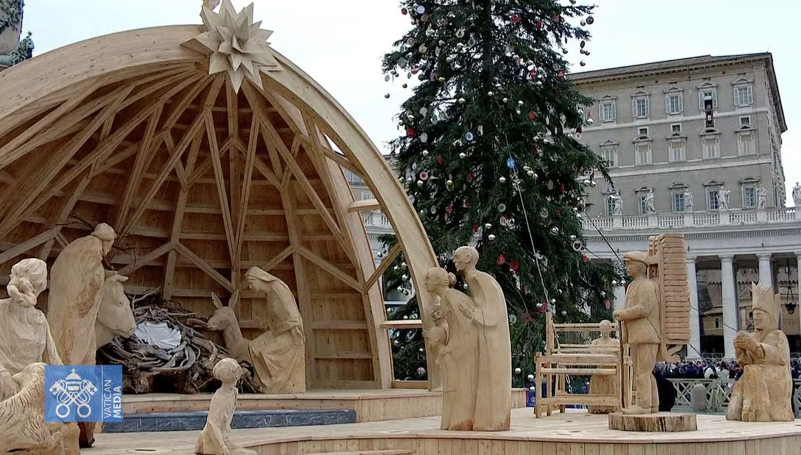 El belén instalado en la plaza, al fondo, el Papa en el balcón