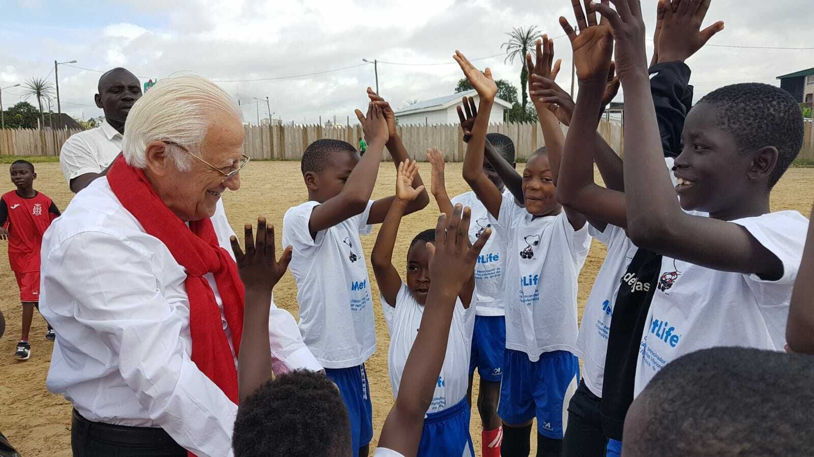 El padre Ángel, con los chicos Bororo