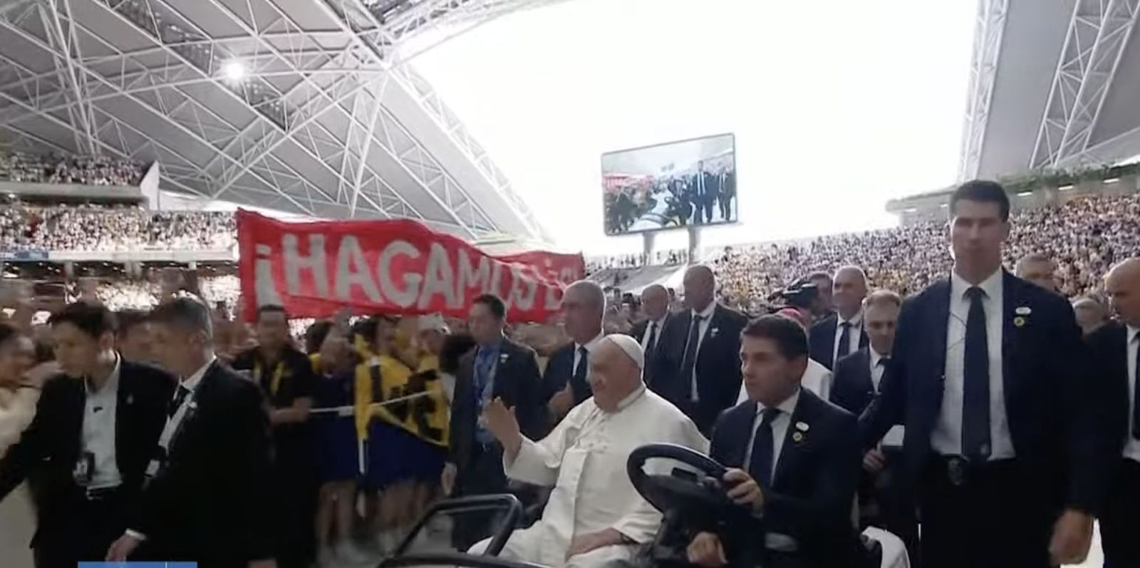 Baño de multitudes del Papa en Singapur