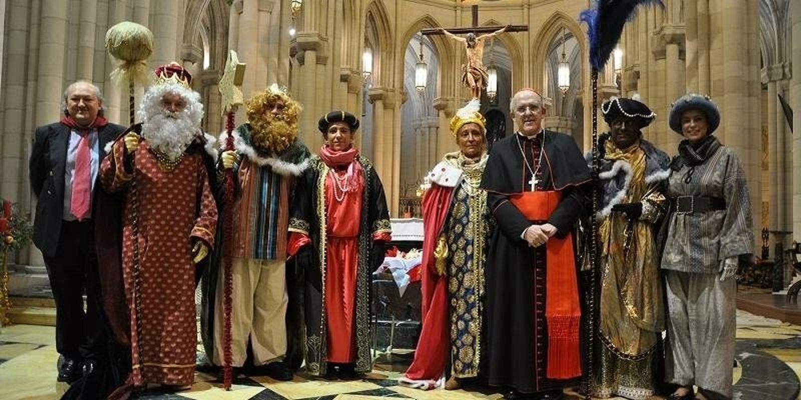 El cardenal Osoro acompañando a Melchor, Gaspar y Baltasar en La Almudena
