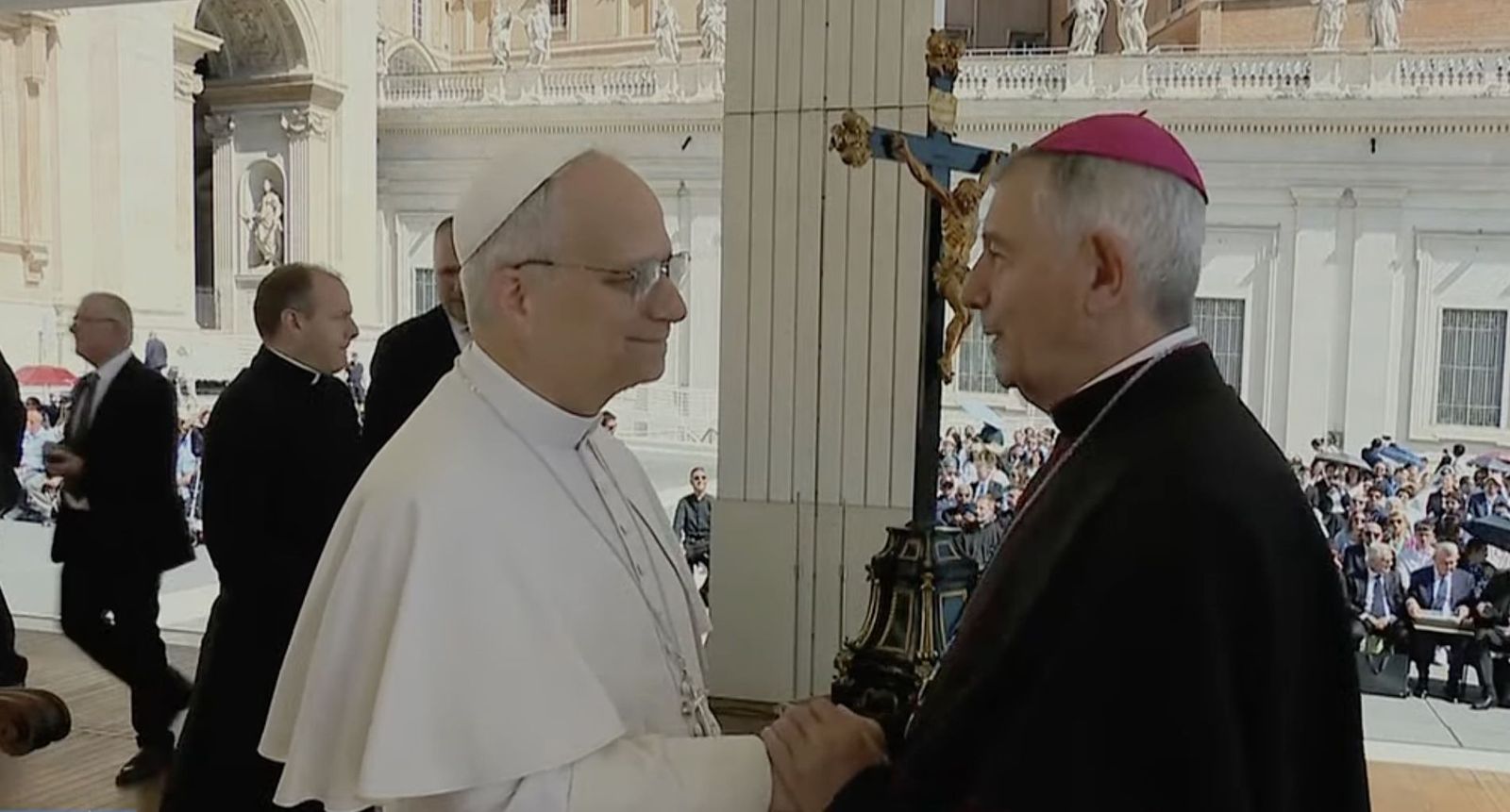 El Papa saluda al obispo de Salamanca