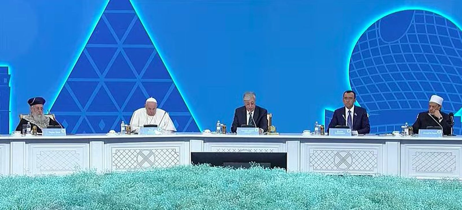 Francisco, junto a otros líderes religiosos