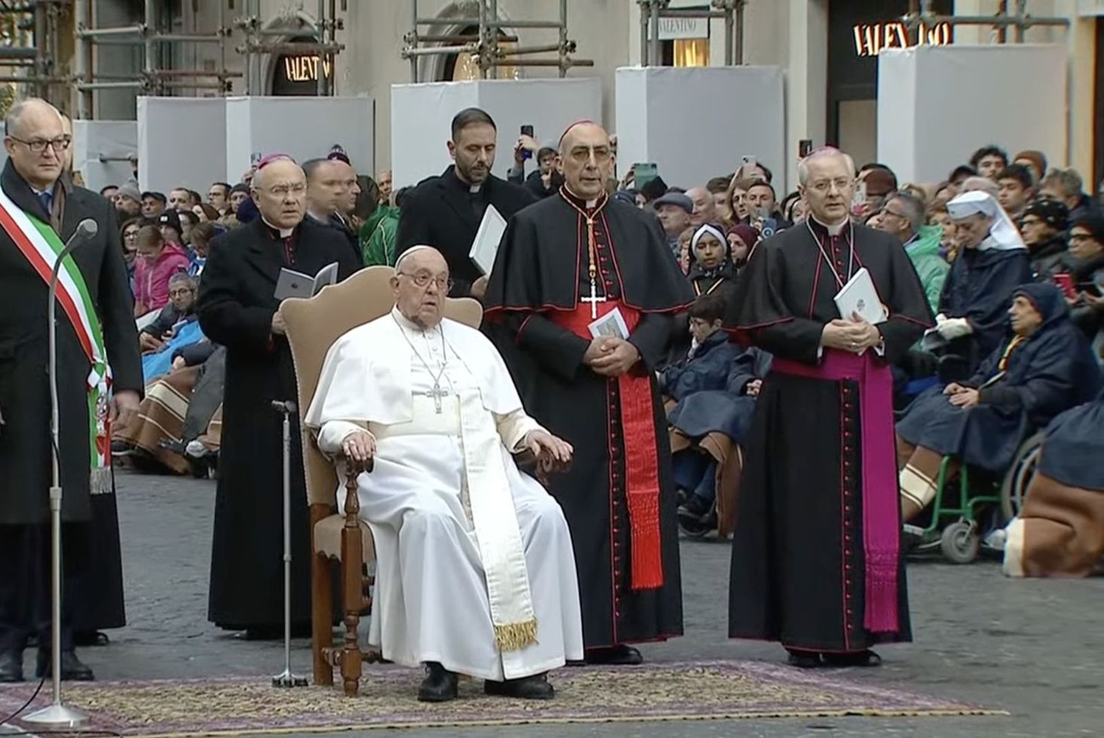 El Papa, con varios eclesiásticos y el alcalde de Roma en la ofrenda a la Inmaculada