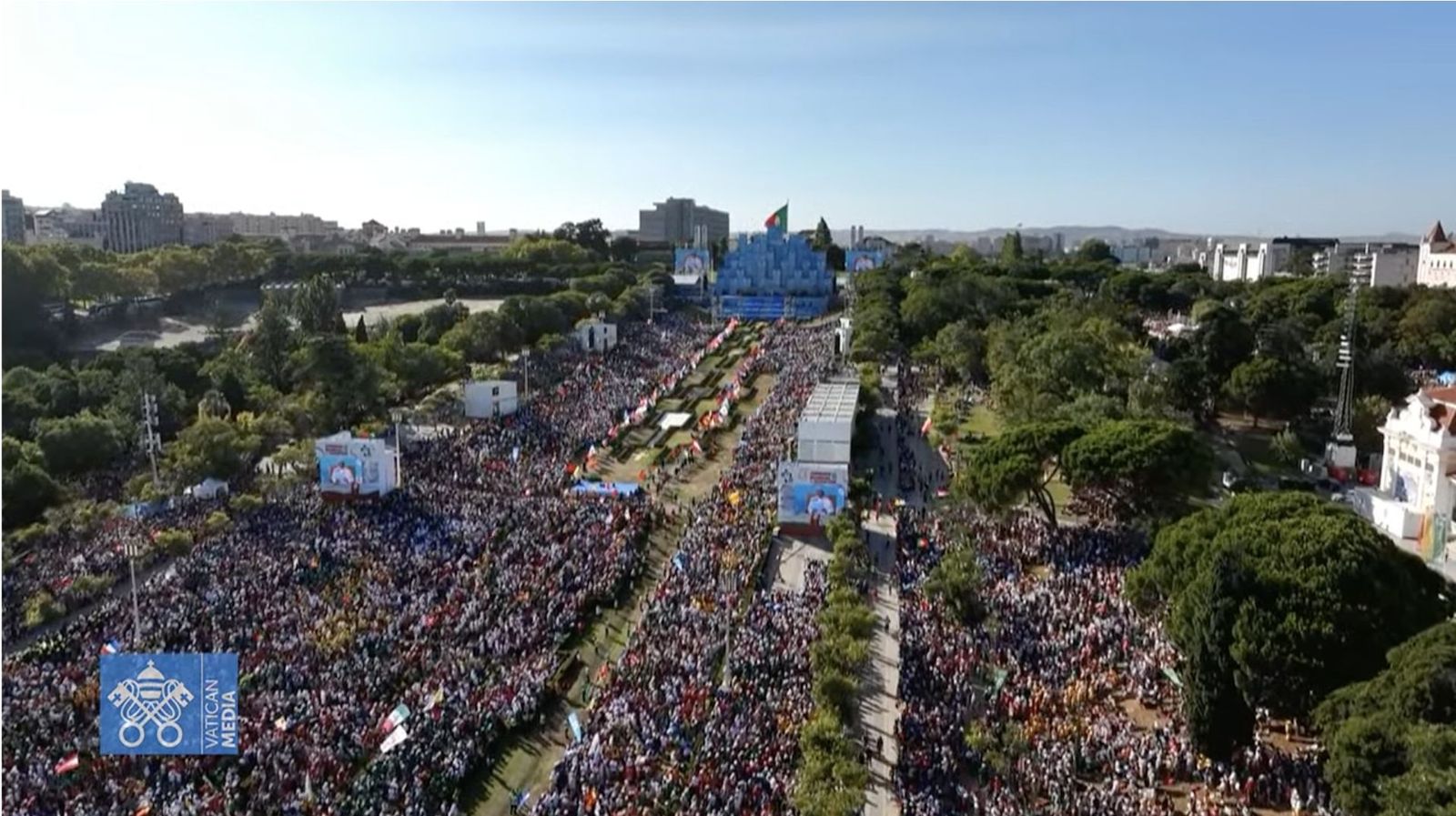Vista del Parque Edurdo VII lleno de miles de jóvenes en la ceremonia de acogida