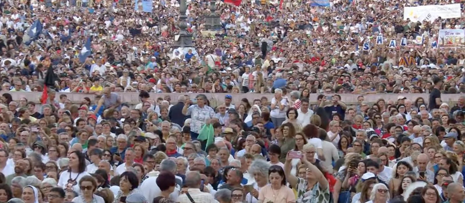 Decenas de miles de fieles en San Pedro