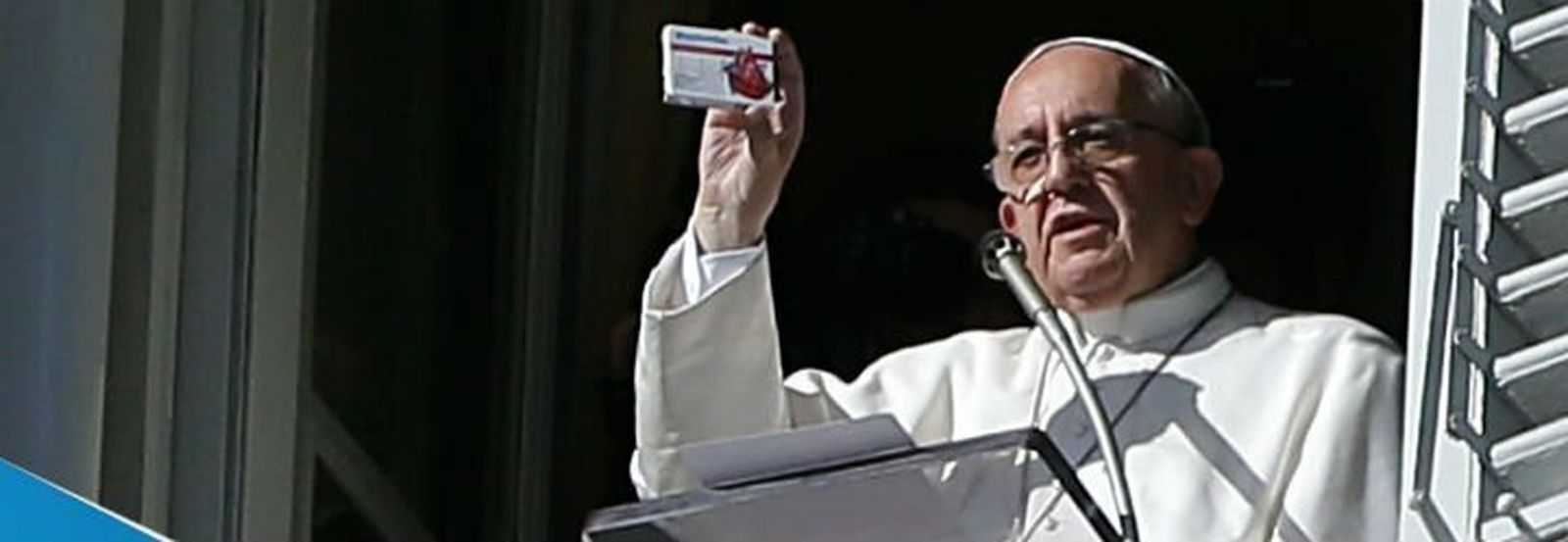 El Papa muestra la misericordina