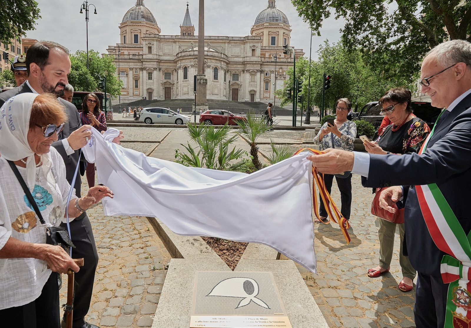 Santa Maria la Mayor y Monumentos Madres