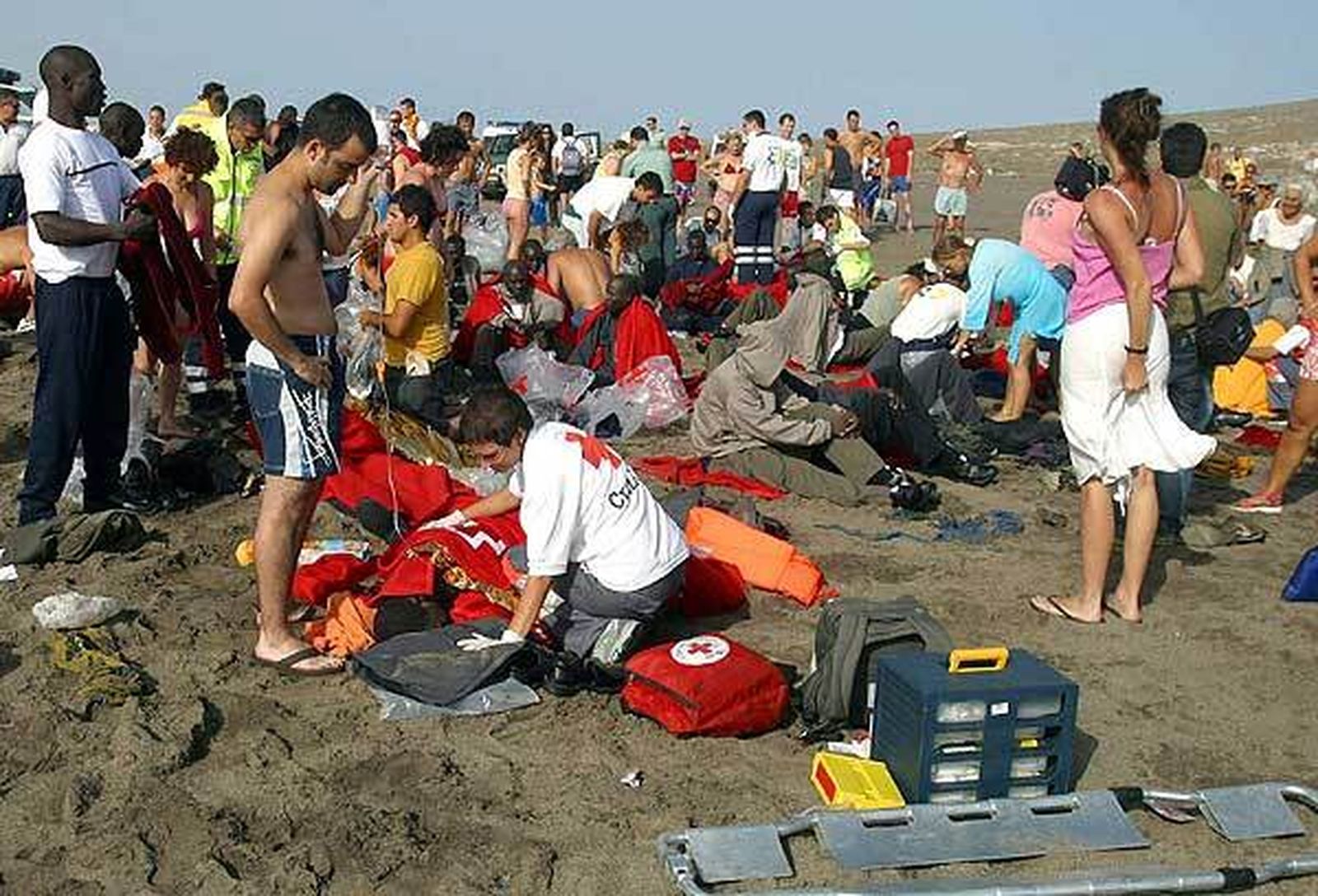 Bañistas socorren a inmigrantes en la playa de los Cristianos