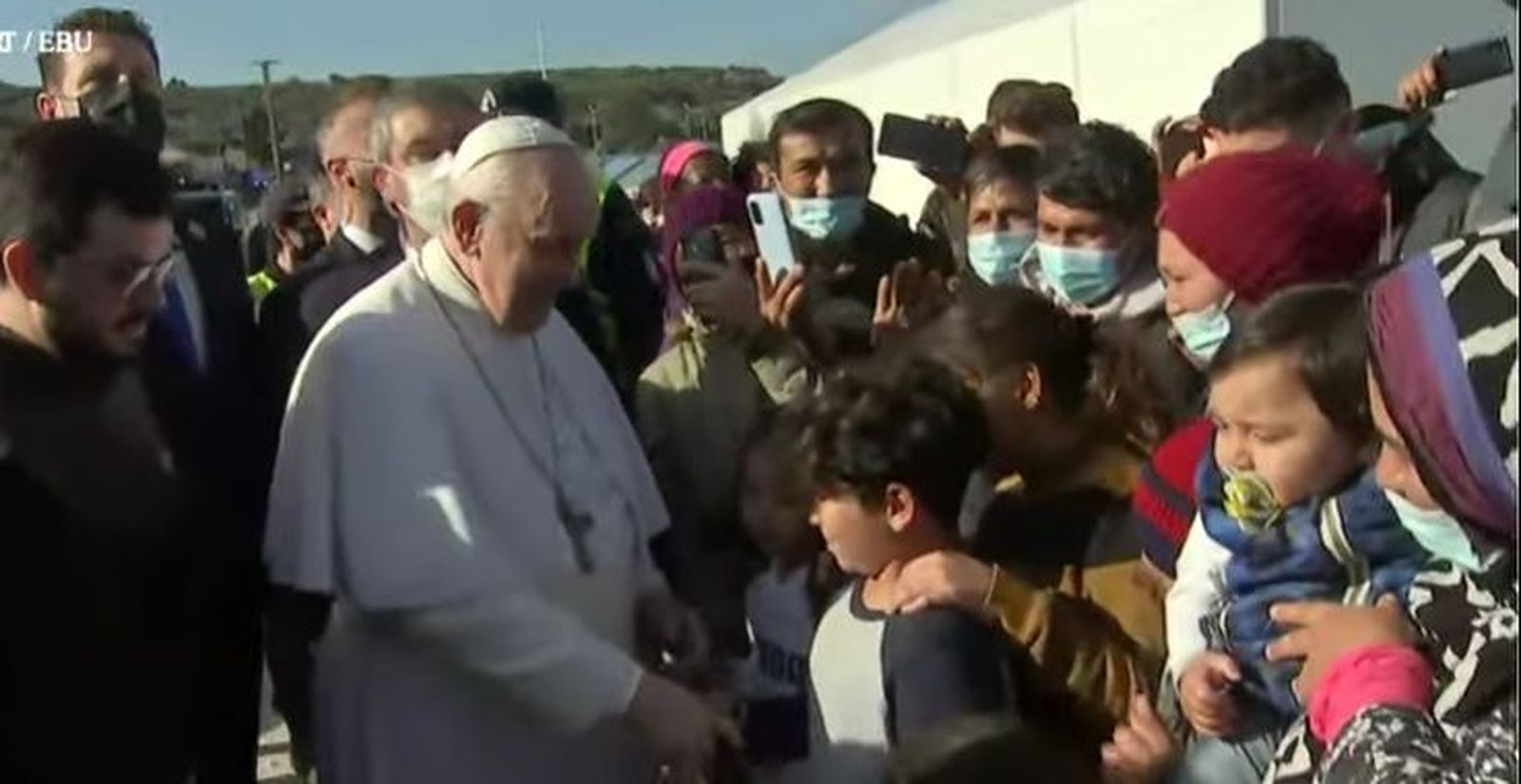 Francisco saluda a varios niños en Mitilene