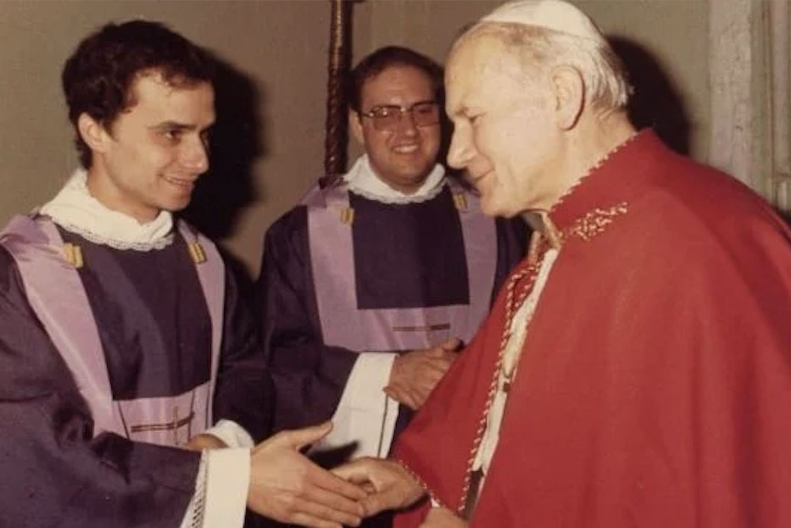 El joven Robert Prevost con Juan Pablo II en 1982