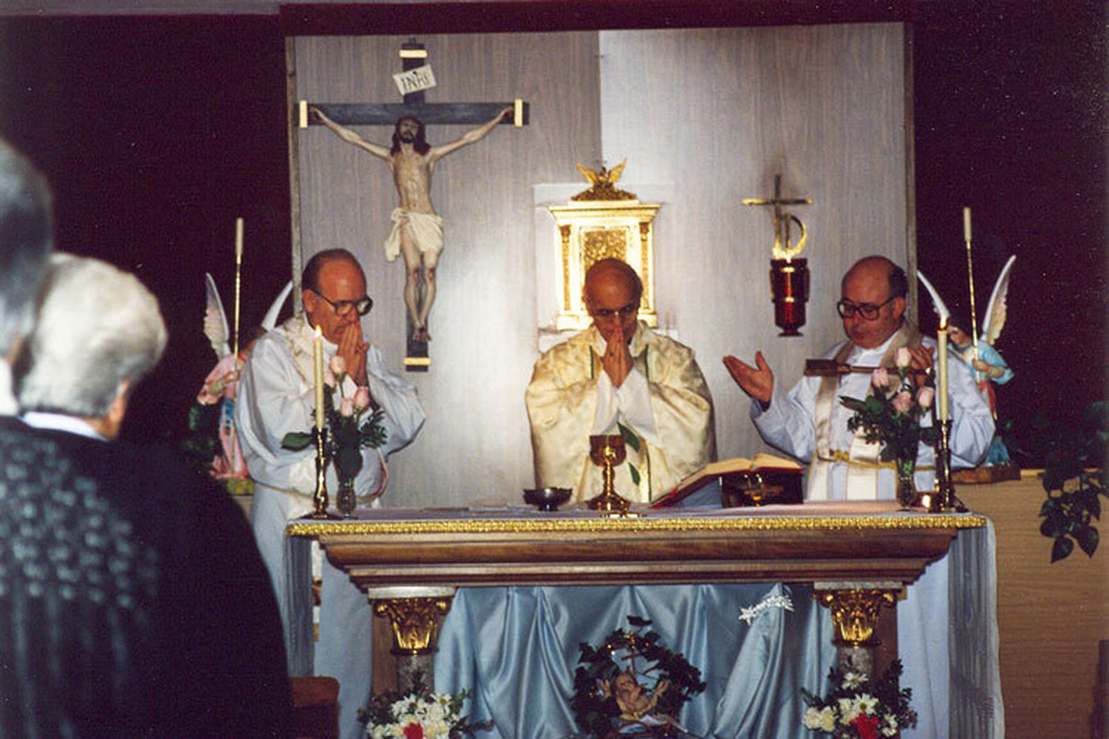 El cardenal Suquía celebra la Eucaristía en la capilla de la Fundación