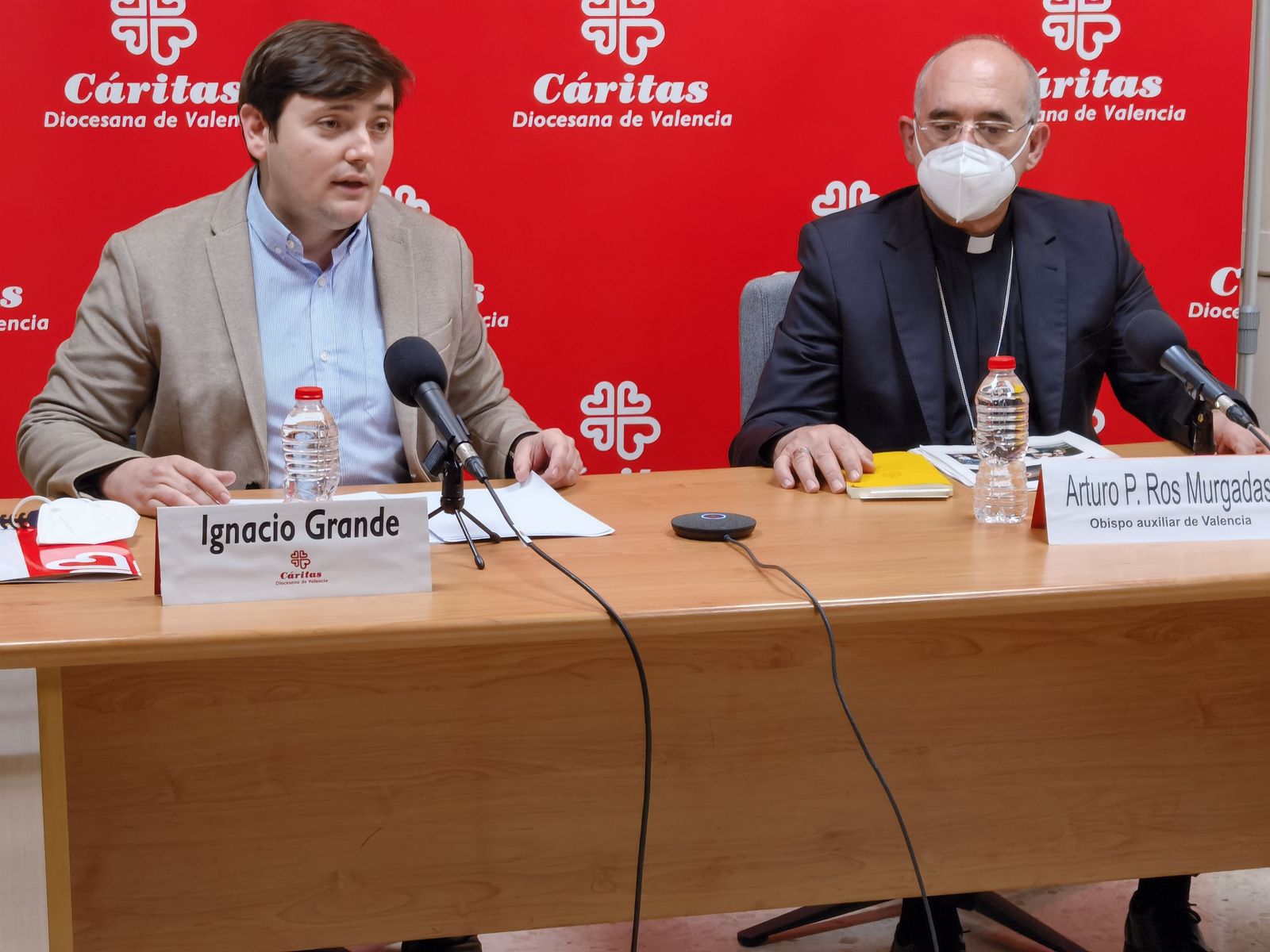 El Obispo Arturo Ros y Nacho Grande.