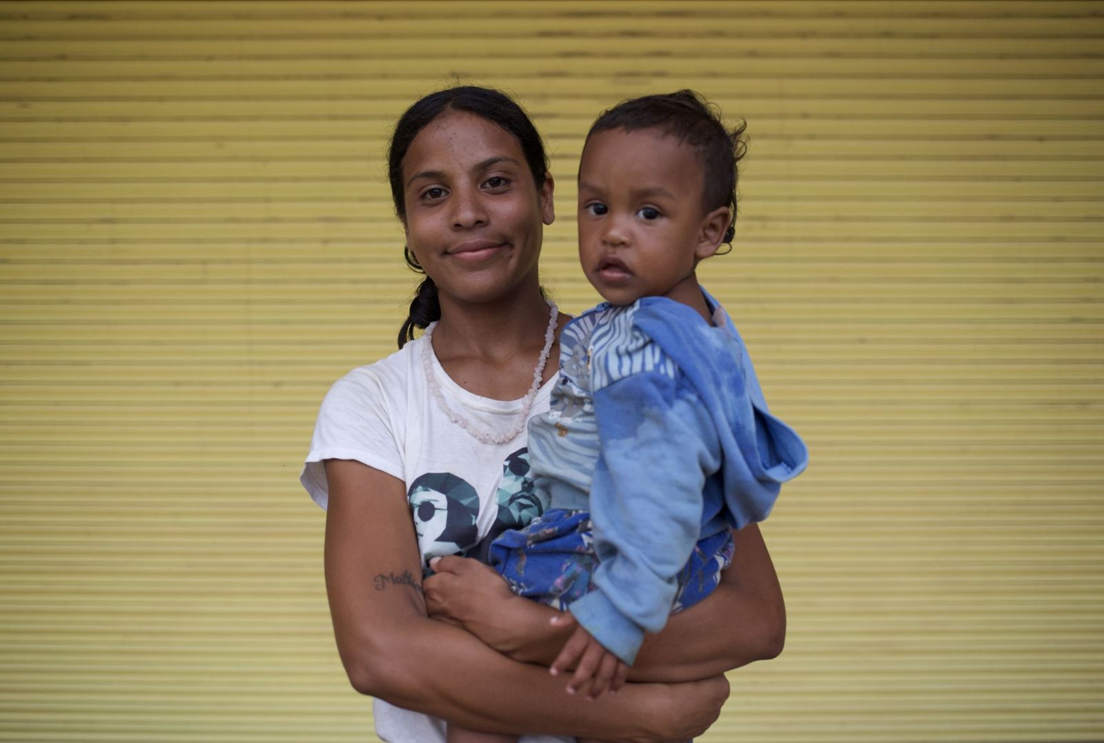 Una mujer migrante con sus bebé en la selva del Darién