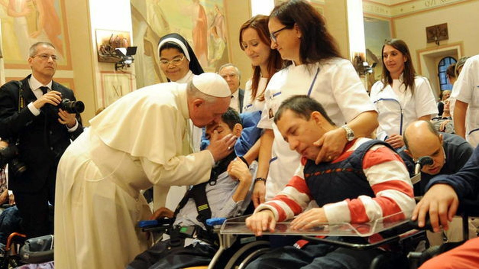 Francisco, con enfermos en Asís