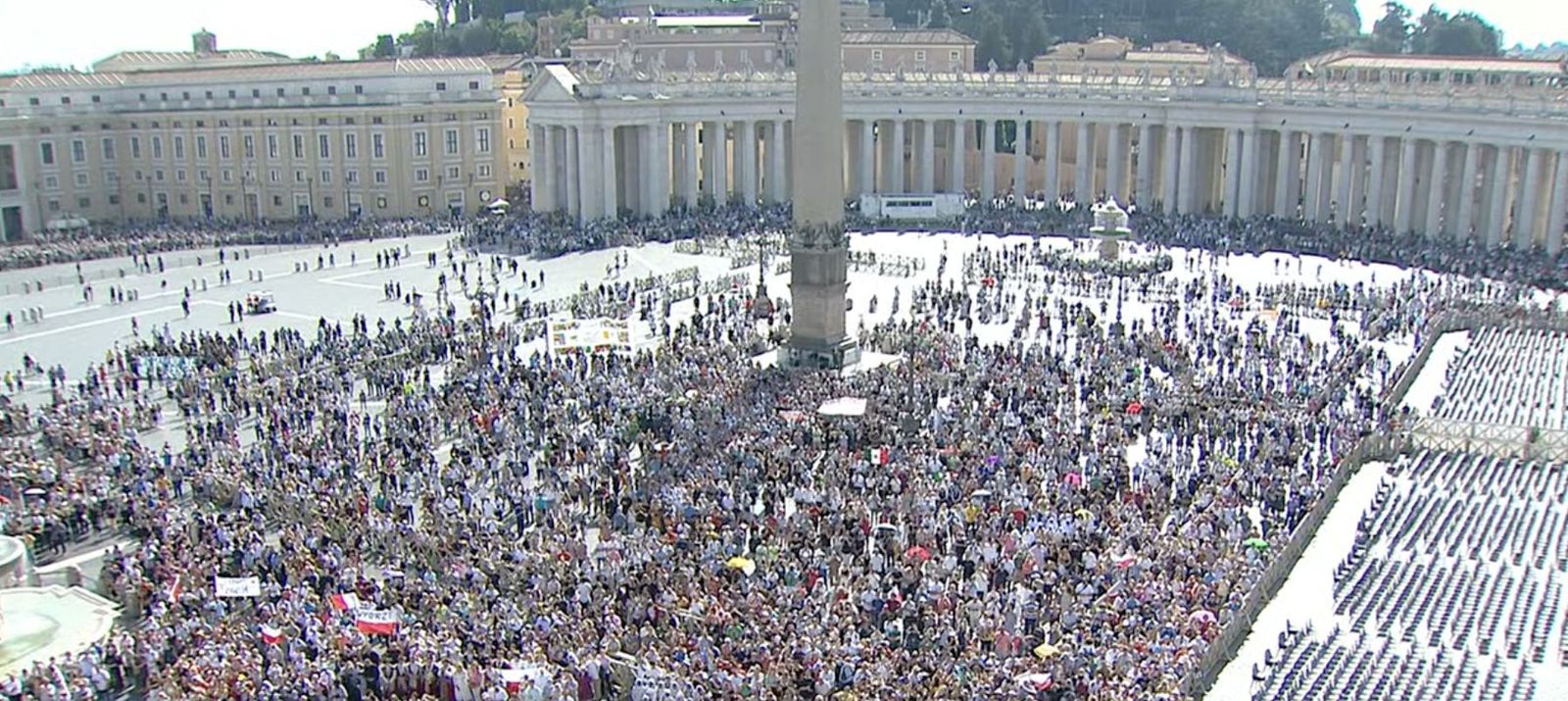 Fieles escuchan al Papa