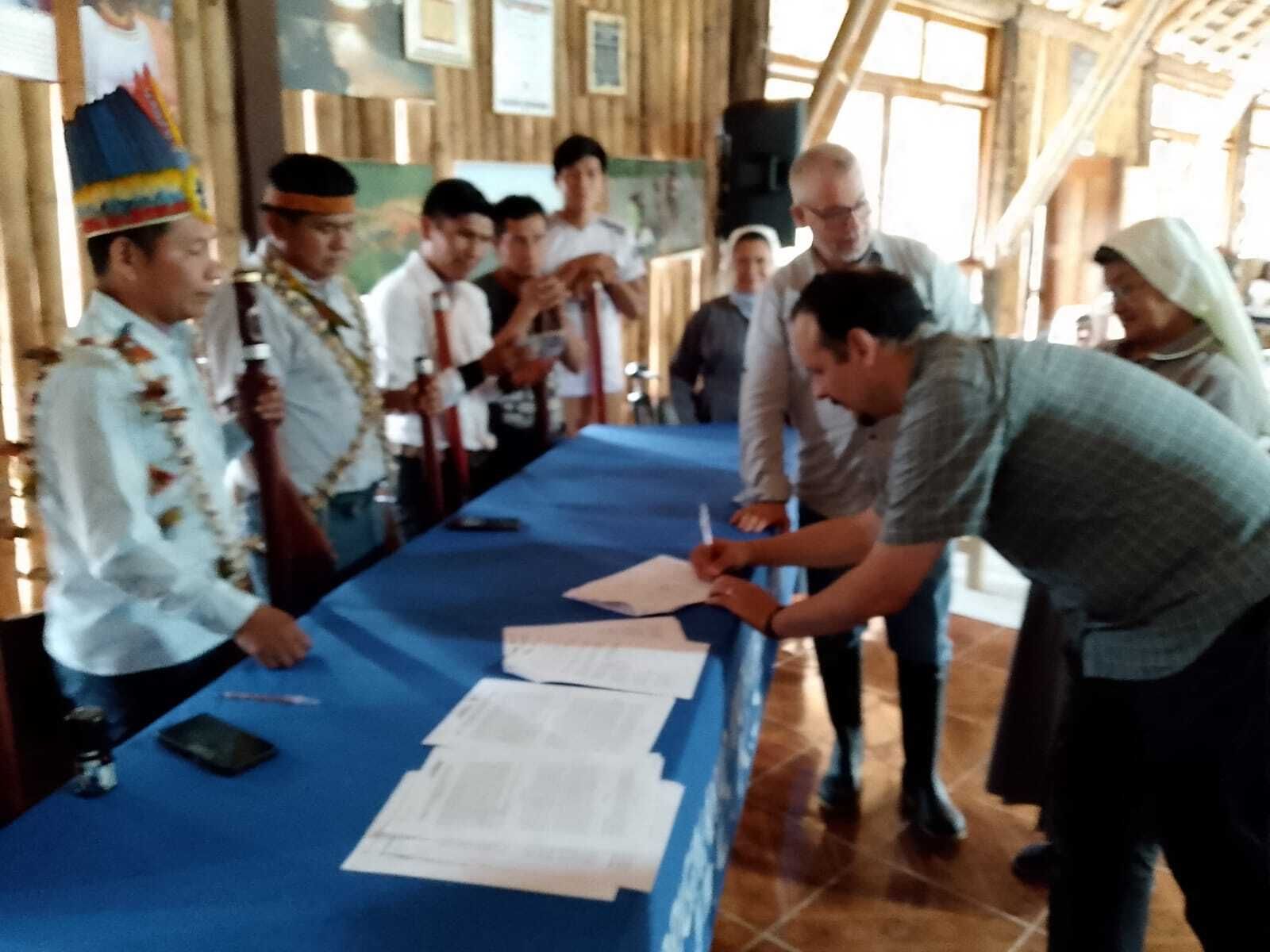 Mauricio López, firma del convenio