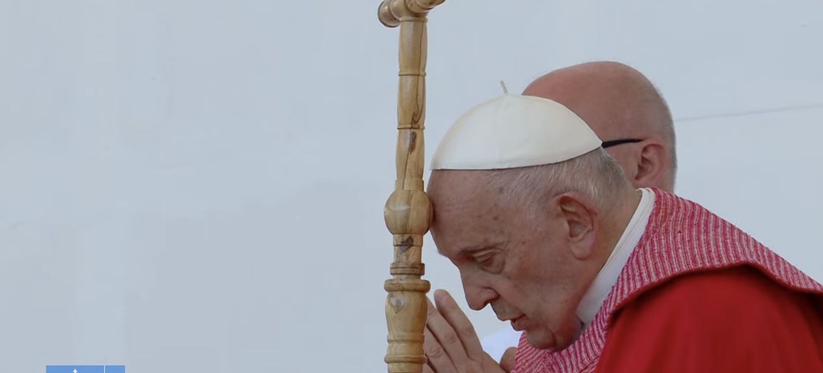 Francisco escucha el Evangelio