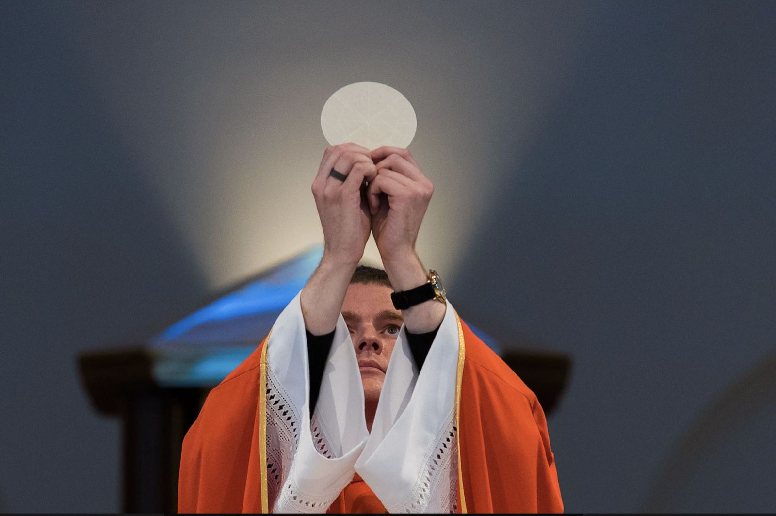 Un sacerdote en la consagración