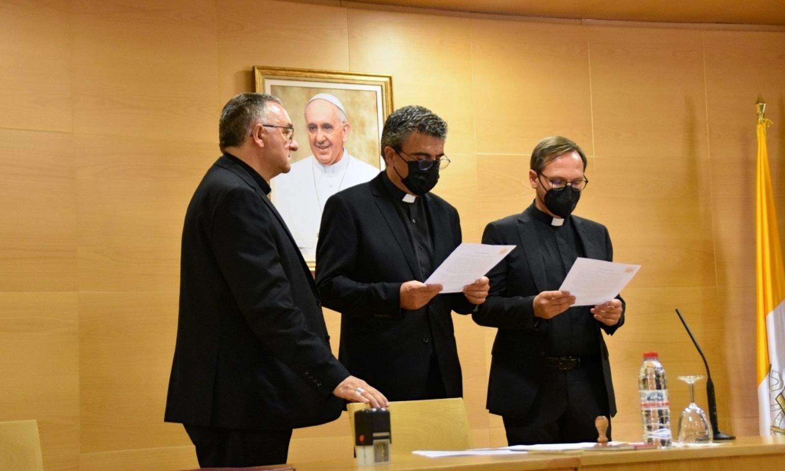 Ignacio López Román, a la derecha, durante la jura de su cargo como vicario general de Almería