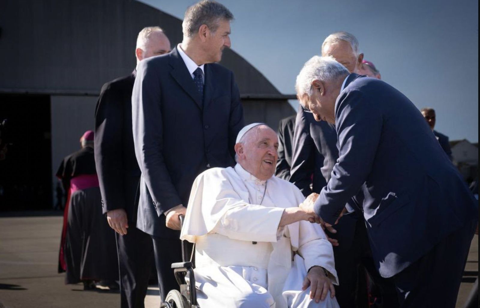 El socialista Antonio Costa se despide del Papa al finalizar la JMJ de Lisboa