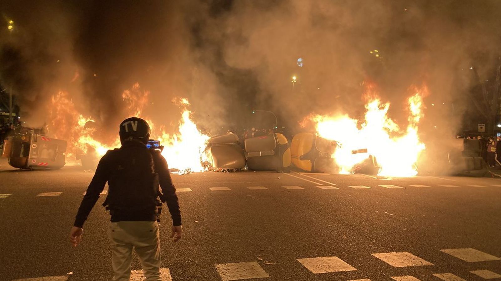 Contenedores incendiados en Barcelona