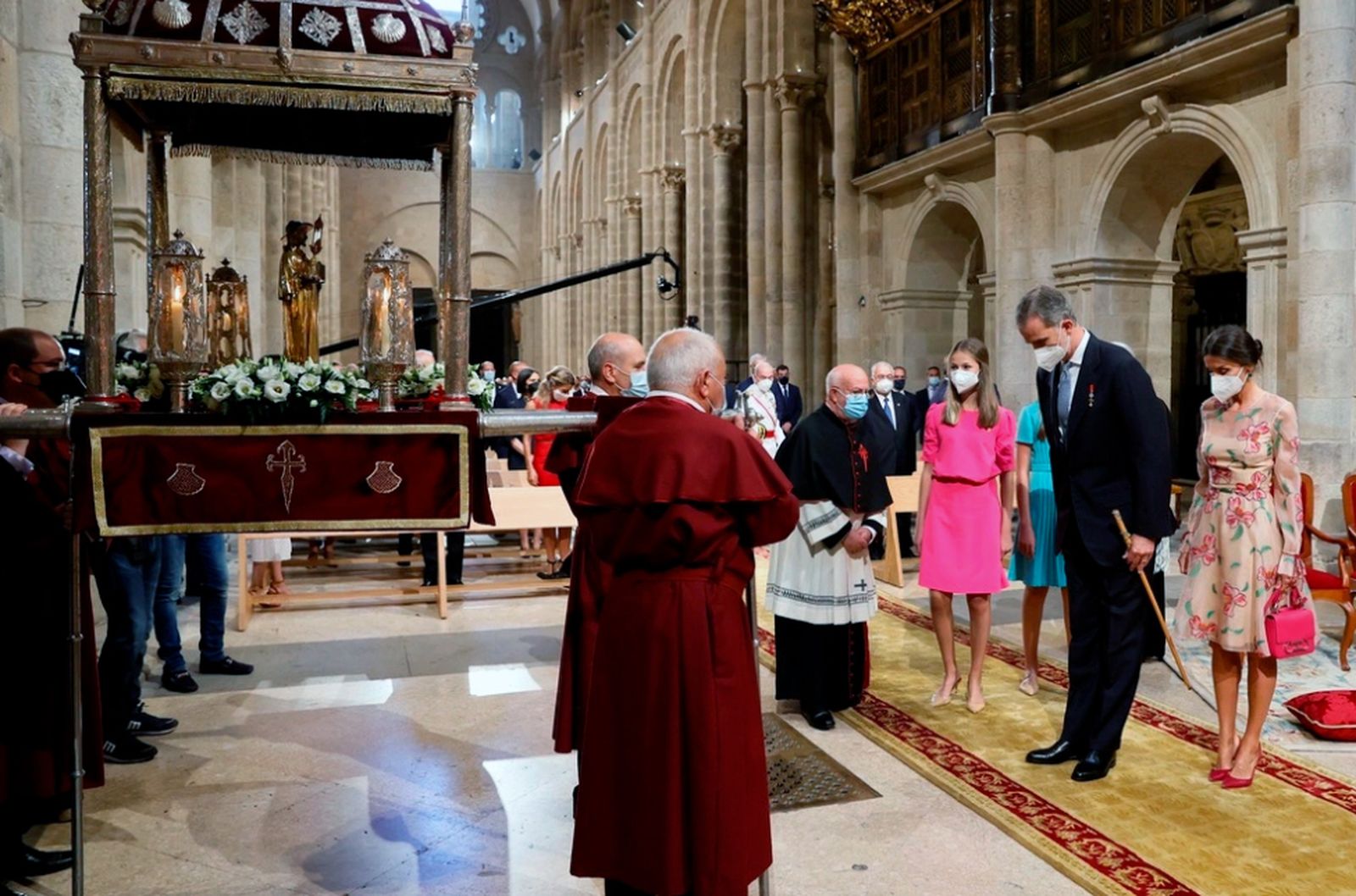 Felipe VI se inclina ante la imagen de Santiago