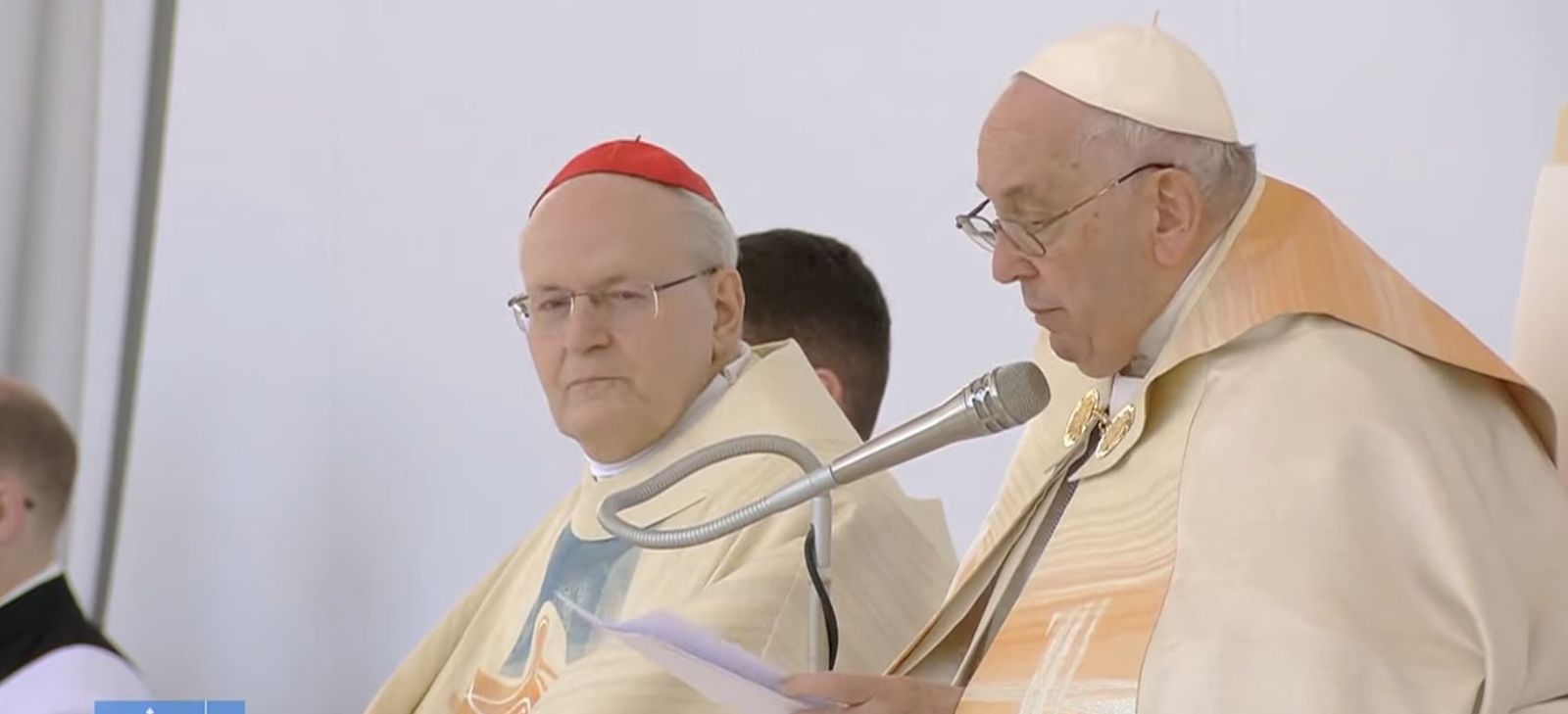 Peter Erdö escucha la homilía del Papa en Budapest