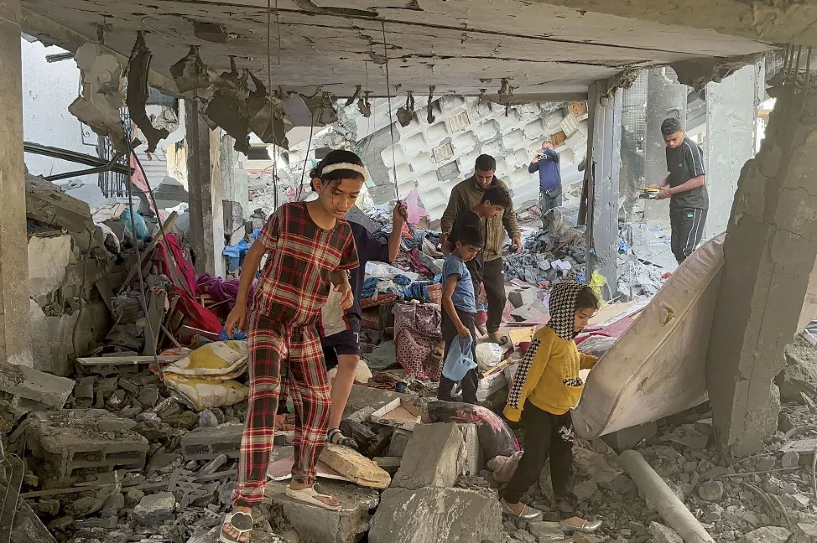 Niños entre los escombros de Gaza