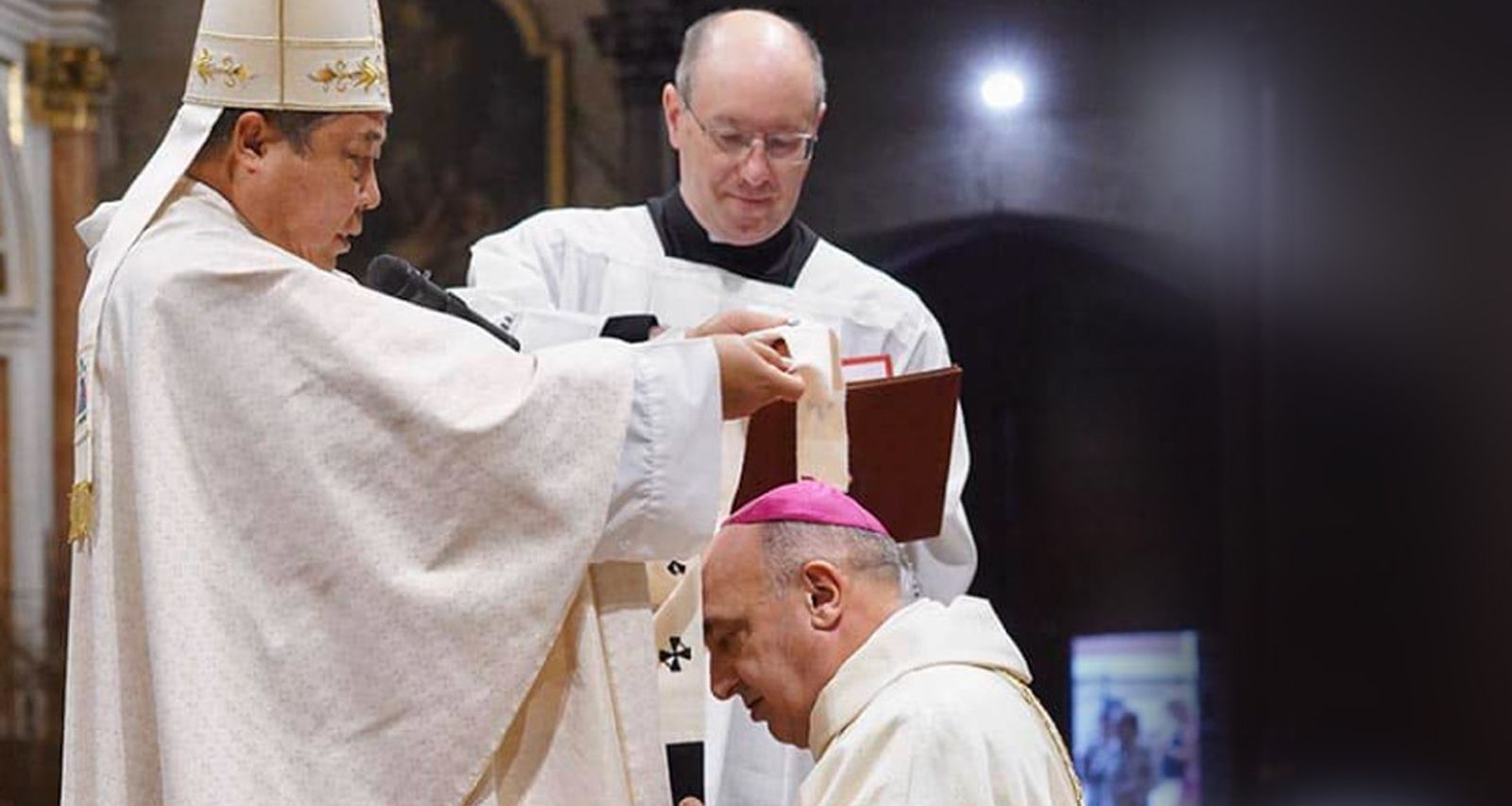 El Nuncio del Papa impone el palio arzobispal a monseñor Benavent