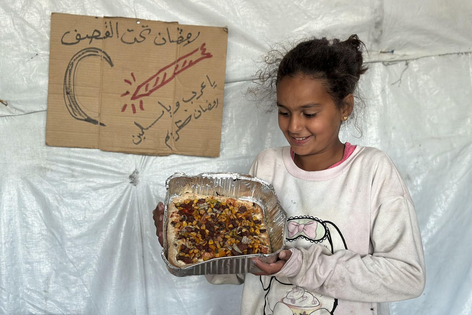 Una niña en un campo de refugiados en Rafah, tras el ayuno que marca el ramadán