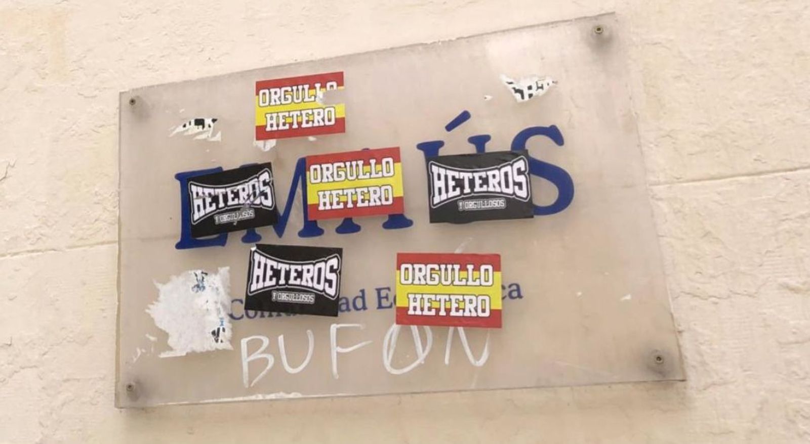 Pegatinas homófobas en la sede de CRISMHOM