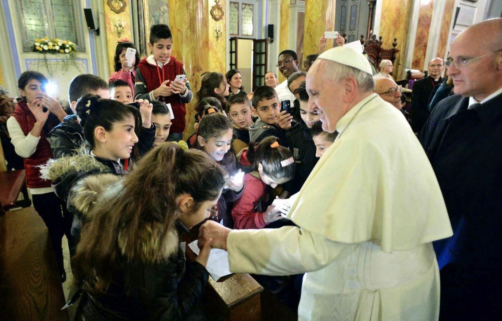 Francisco con menores refugiados