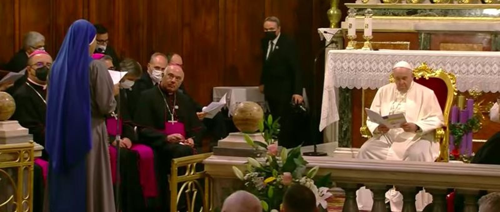 Una religiosa se dirige al Papa Francisco