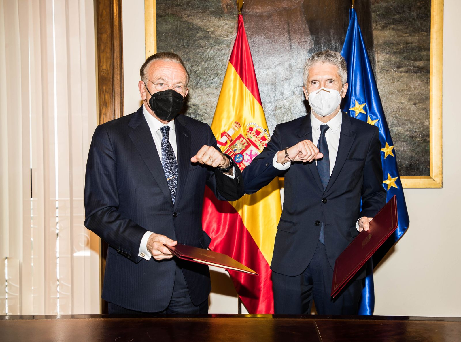 El ministro del Interior, Fernando Grande-Marlaska, y el presidente de la Fundación ”la Caixa”, Isidro Fainé, minutos antes de empezar el acto para impulsar Reincorpora