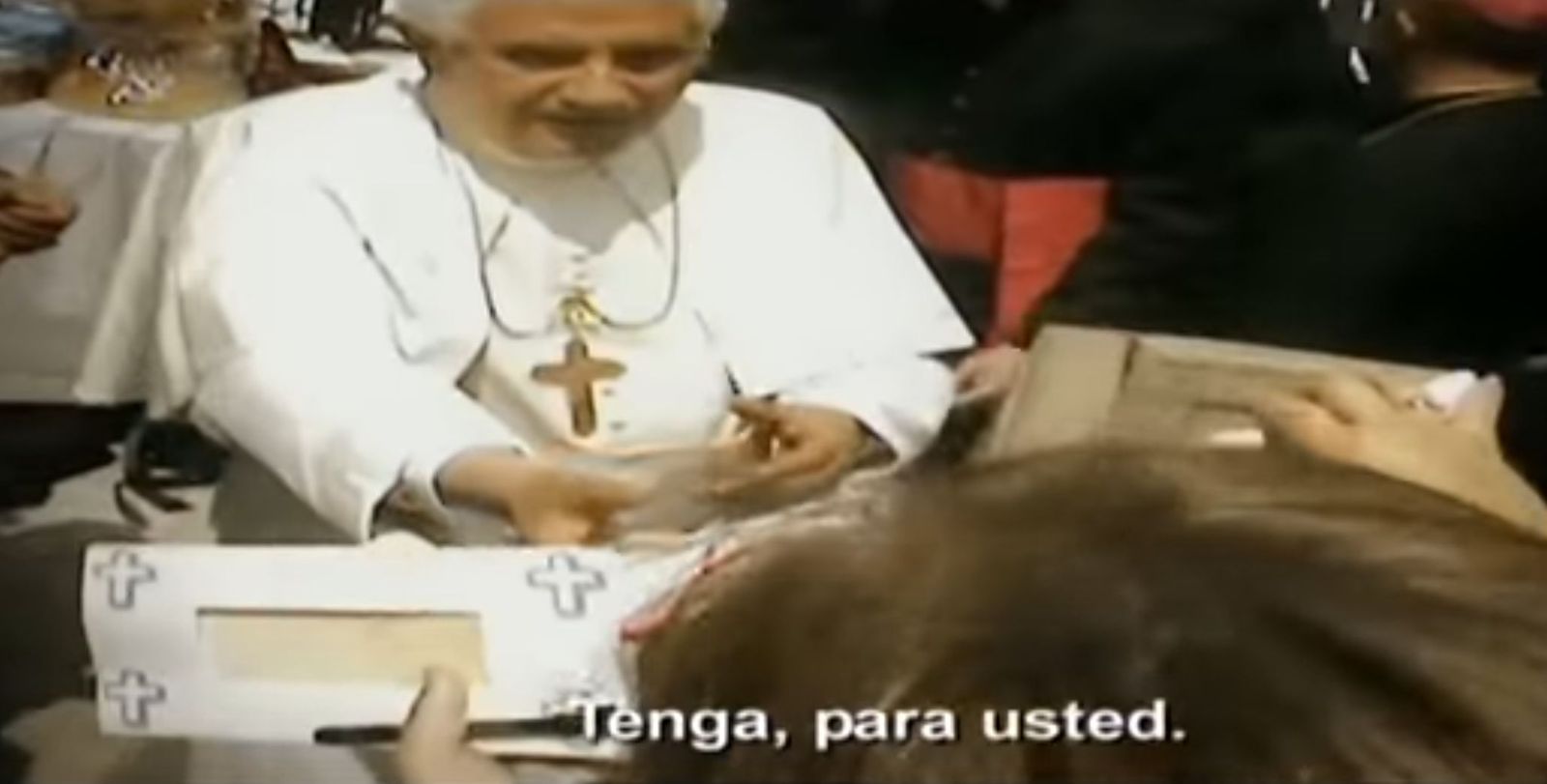 Benedicto recoge la guitarra de los niños españoles en 'Salvados por la Iglesia'