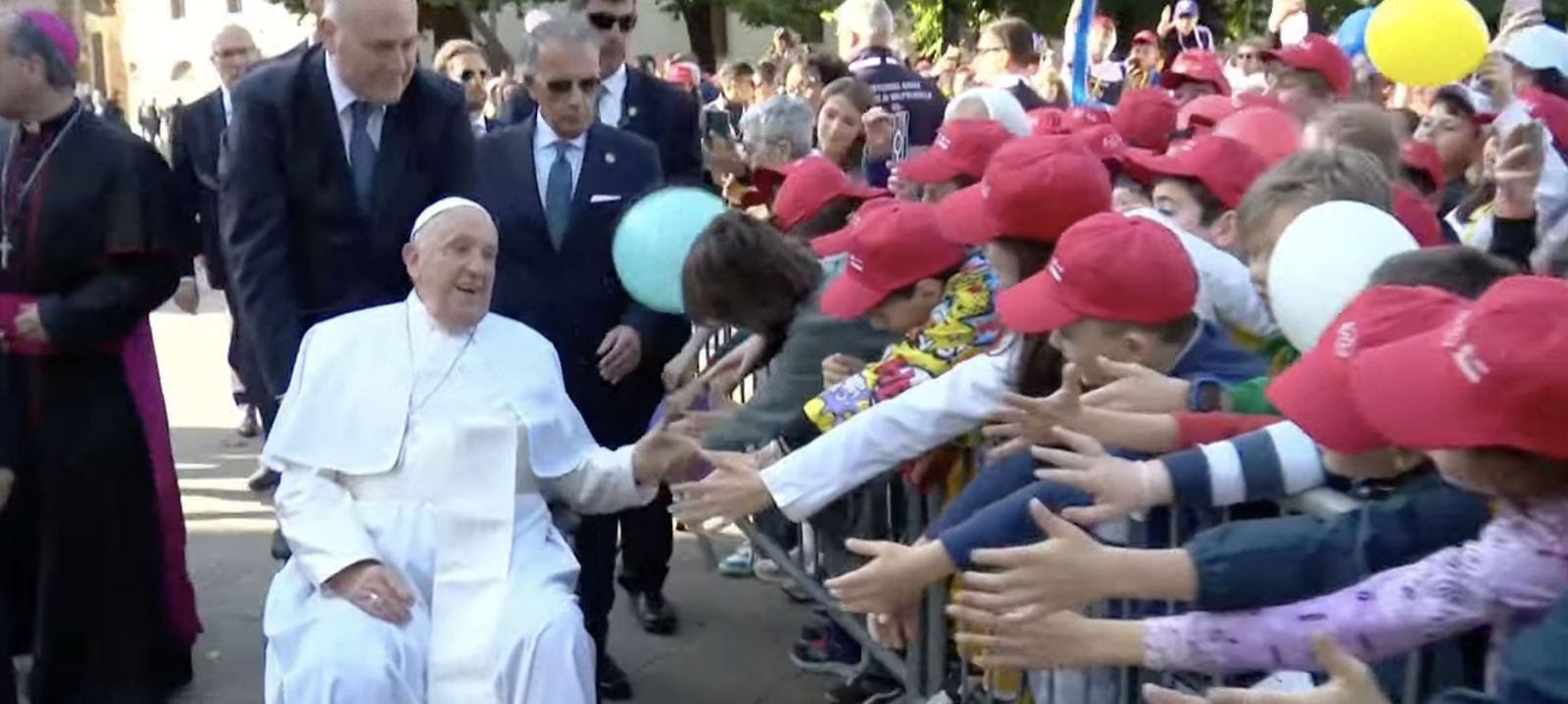 El Papa saluda a los niños en Verona