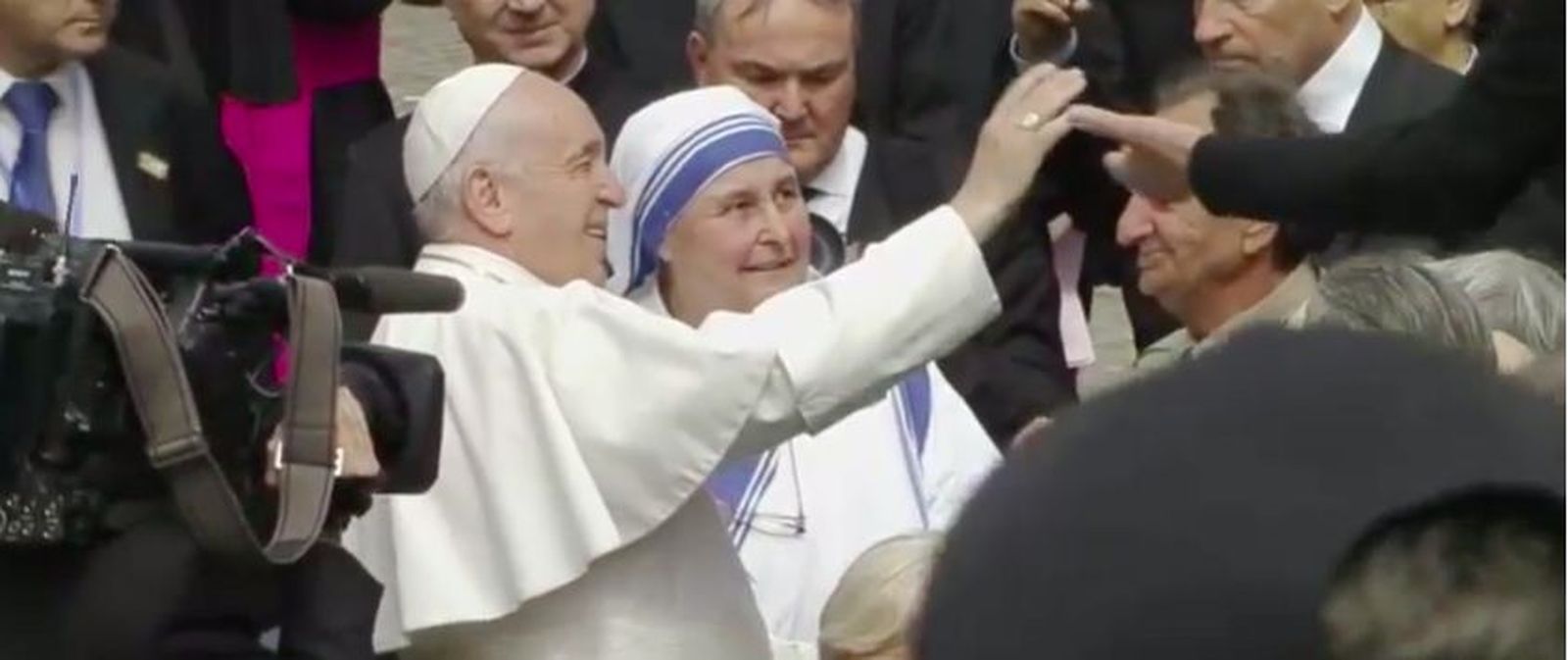 Francisco saluda a los pobres atendidos por las Misioneras de la Caridad en Skopje