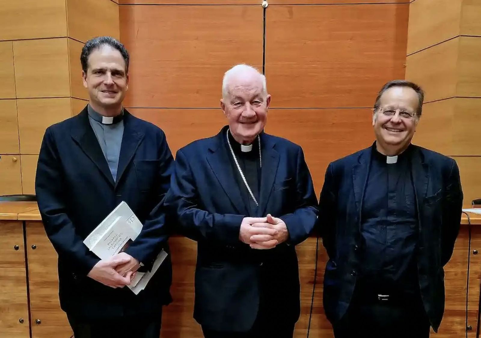 Ouellet, con el rector Álvarez de las Asturias y el profesor Richi