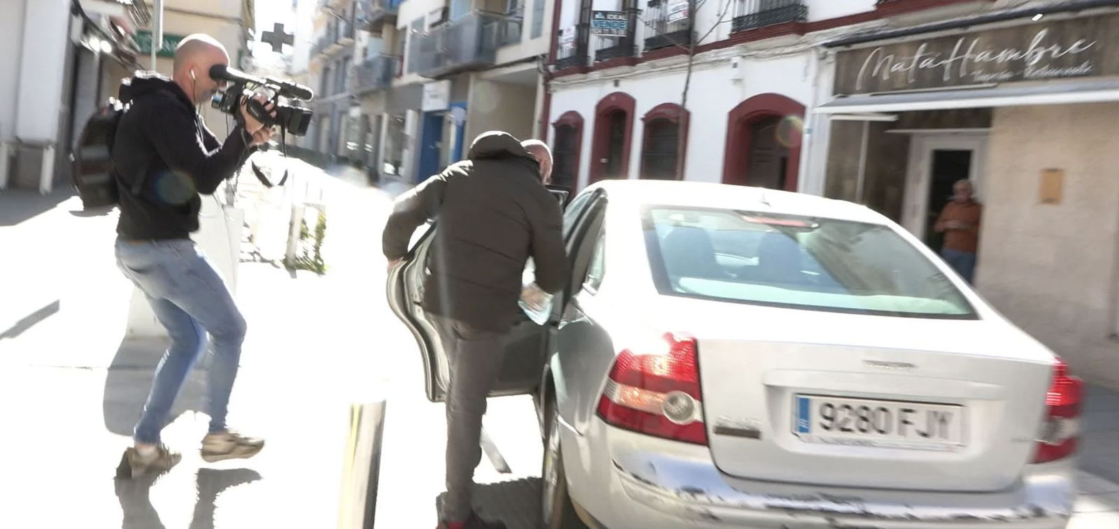 El sacerdote, tras tomar declaración