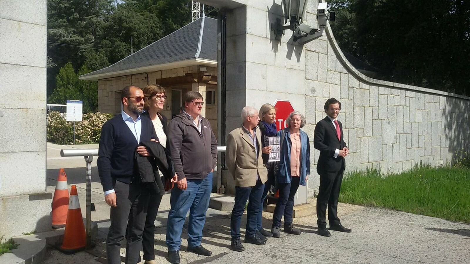 Los familiares de Lapeña, ante la entrada al Valle