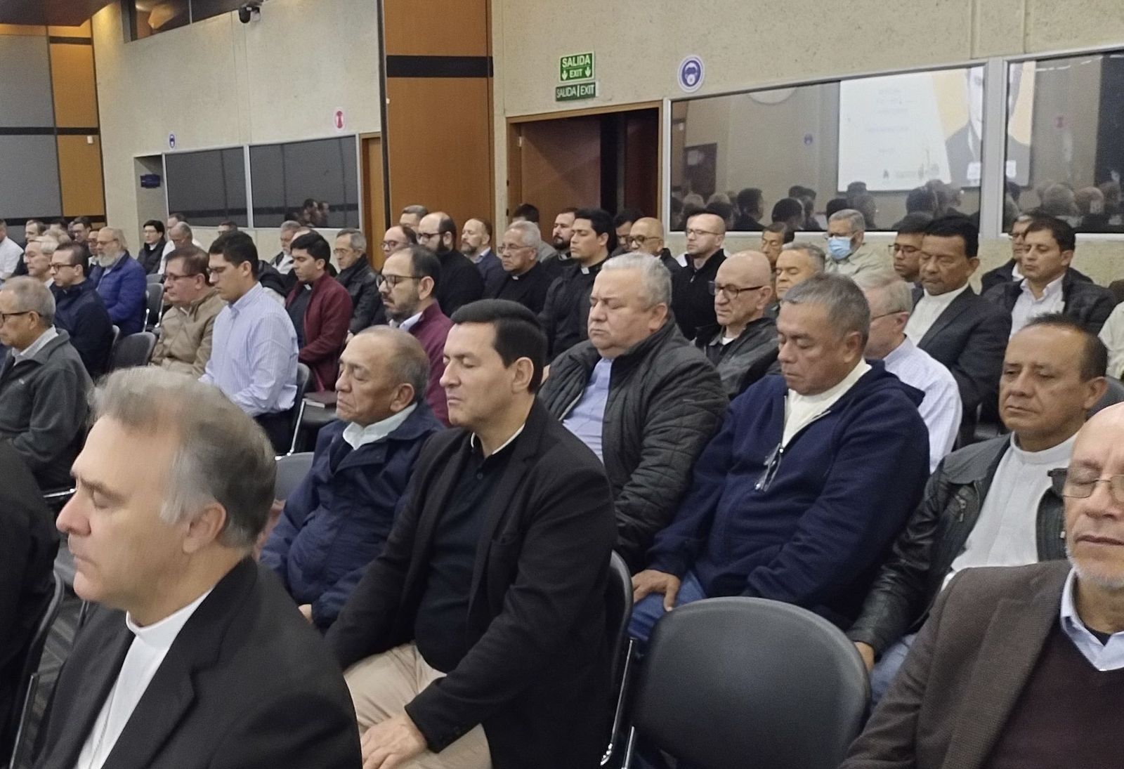 Clero bogotano meditando